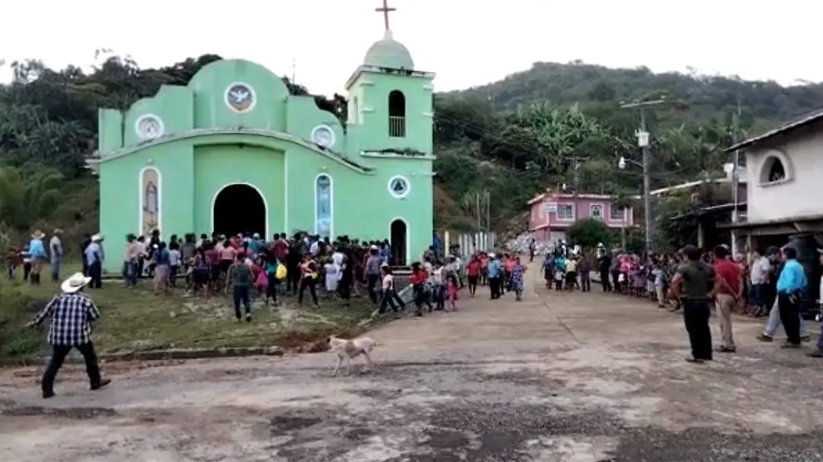 Los hermanos Edith y Julio César González recibieron el último adiós luego de que perdieran la vida tras quedar sepultados por el derrumbe de un cerro en la población de Loma Bonita.